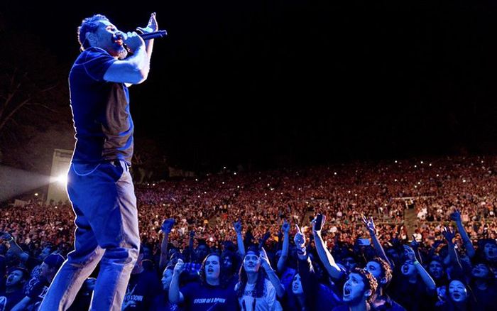 Serj Tankian salah satu anggota SOAD. Ia adalah anggota yang cukup menonjol, memaparkan ide-ide politiknya dalam lagu-lagu SOAD. 