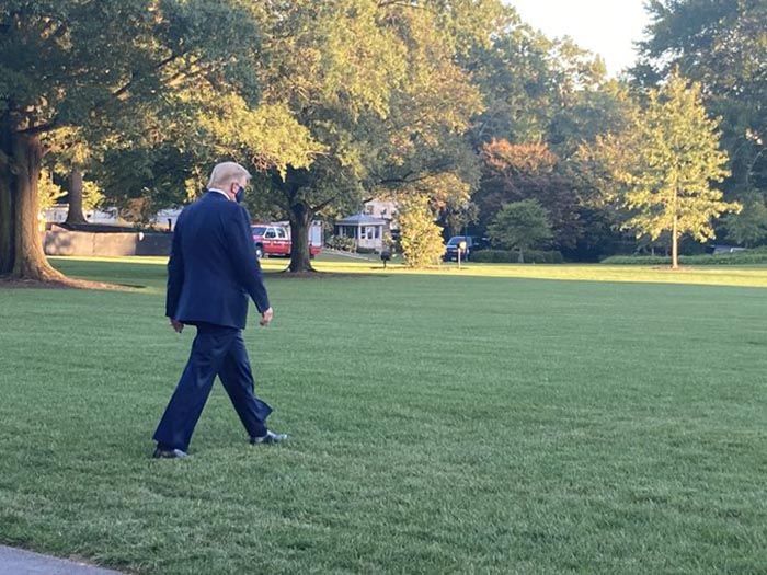 Presiden Donald Trump berjalan meninggalkan Gedung Putih ,menuju helikopter untuk dipindahkan ke rumah sakit militer Walter Reed.