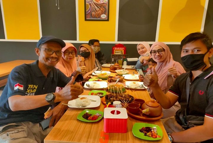 Satu keluarga pecinta kuliner di Kota Serang, foto bersama sebelum menikmati menu masakan daging kambing muda di Kedai Sate Kambing Muda ‘Ghonam’ Cabang Serang, Sabtu 3 Oktober 2020.