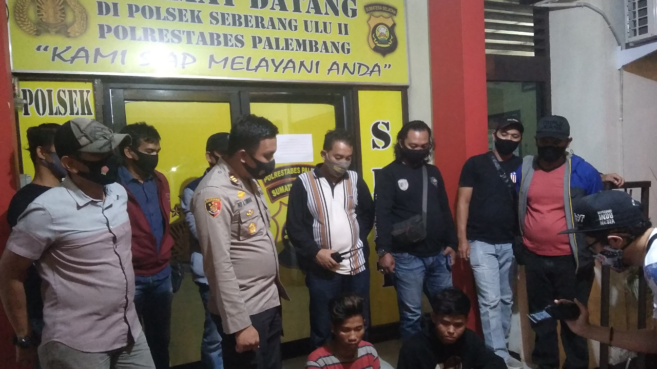 Dua pelaku jambret saat diinterogasi polisi di Mapolsek Seberang Ulu II