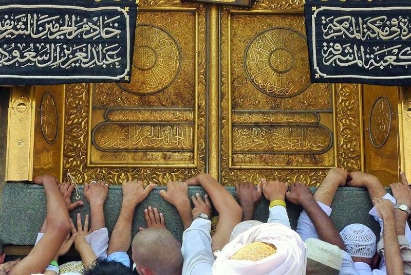 Jamaah Haji dan umrah di depan Multazam