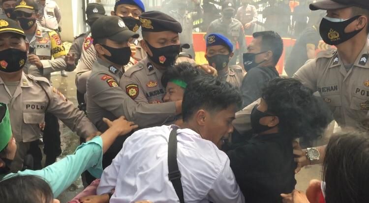 Polisi dan mahasiswa saat terlibat kericuhan saat aksi di Hari Jadi ke-20 Provinsi Banten, di depan Gedung DPRD Banten, 4 Oktober 2020