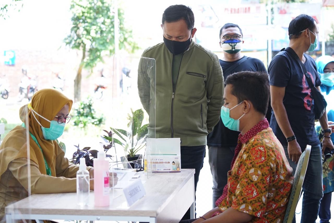 Wali Kota Bogor Bima Arya saat meninjau proses simulasi uji coba vaksinasi Corona di Puskesmas Tanah Sareal, Minggu 4 Oktober 2020