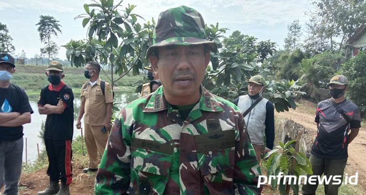 Dansektor 6 Satgas Citarum Harum, Kolonel Arh Didik Suswandi bersama masyarakat melakukan penghijauan di DAS Citarum, Kecamatan Baleendah, Kabupaten Bandung.