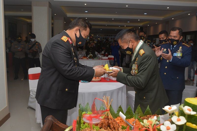 Suasana akrab syukuran HUT TNI antara Polri-TNI setelah upacara virtual. Kapolda Bali dan anggota memberikan kejutan kepada Pangdam IX/Udayana dan anggota