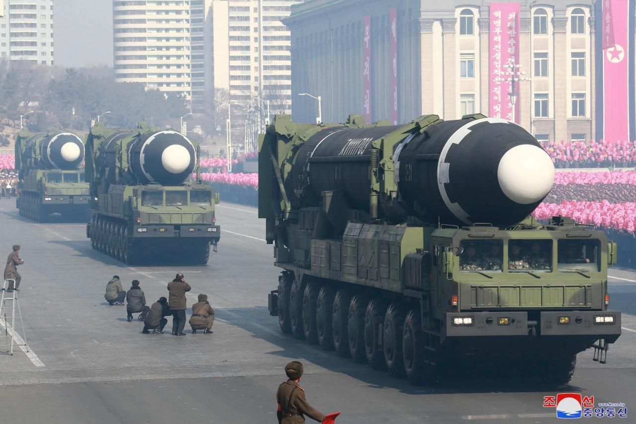 Rudal balistik Hwasong-15 terlihat di parade militer Korea Utara. *