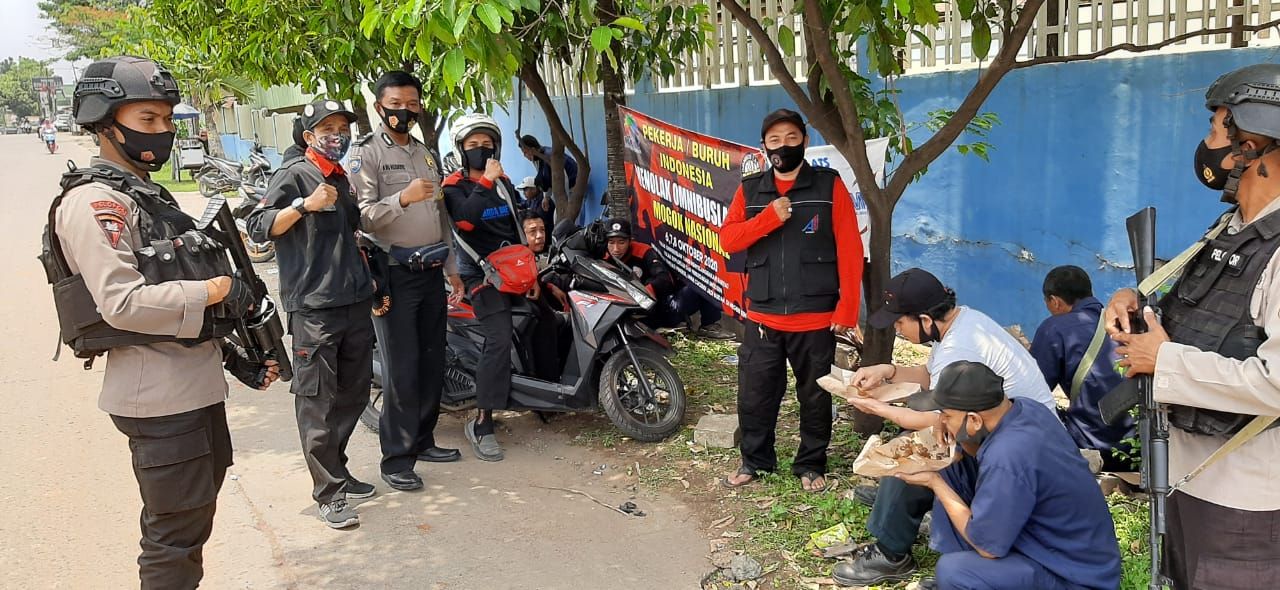 Kesiapan personil Polres Bogor dalam pengamanan unjuk rasa mogok kerja atas pengukuhan RUU Omnibus Law, Selasa, 6 Oktober 2020.