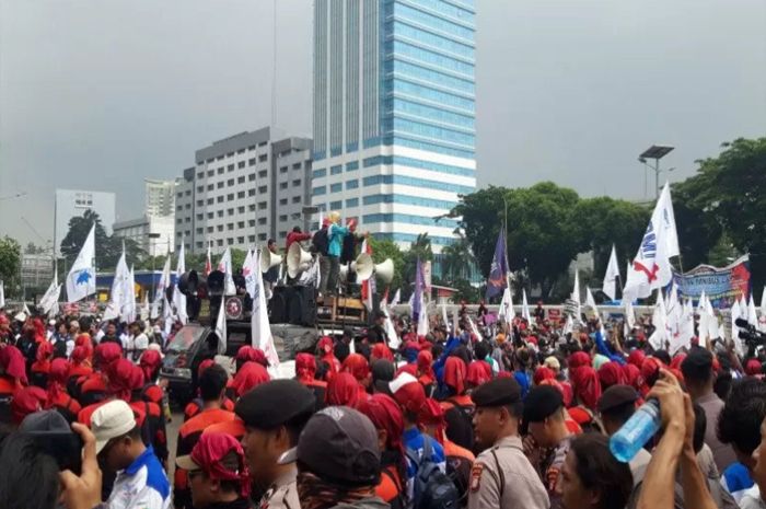 UU Cipta Kerja Sah! Buruh Bekasi Memanas, Polisi Dan TNI Kerahkan ...