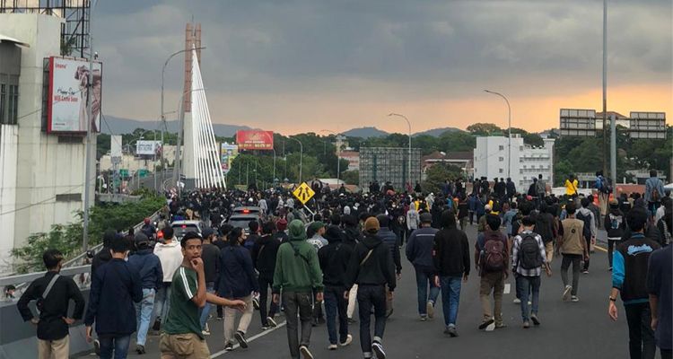 Massa aksi unjuk rasa saat bergerak di Flyover Pasupati, Selasa 6 Oktober 2020 sekira pukul 16.25 WIB.