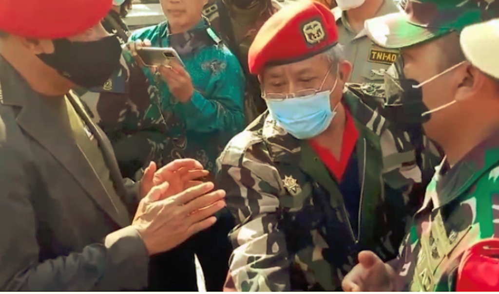 Tampak Jenderal TNI (purn) Gatot Nurmantyo  yang menggunakan Baret Merah sedang bardebat dengan  Dandim Jakarta Selatan Kol Inf Ucu Yustia karena terasa dihalangi saat mau tabur bunga di Taman Makam Pahlawan. Kalibata pada 30 Sept 2020 lalu
