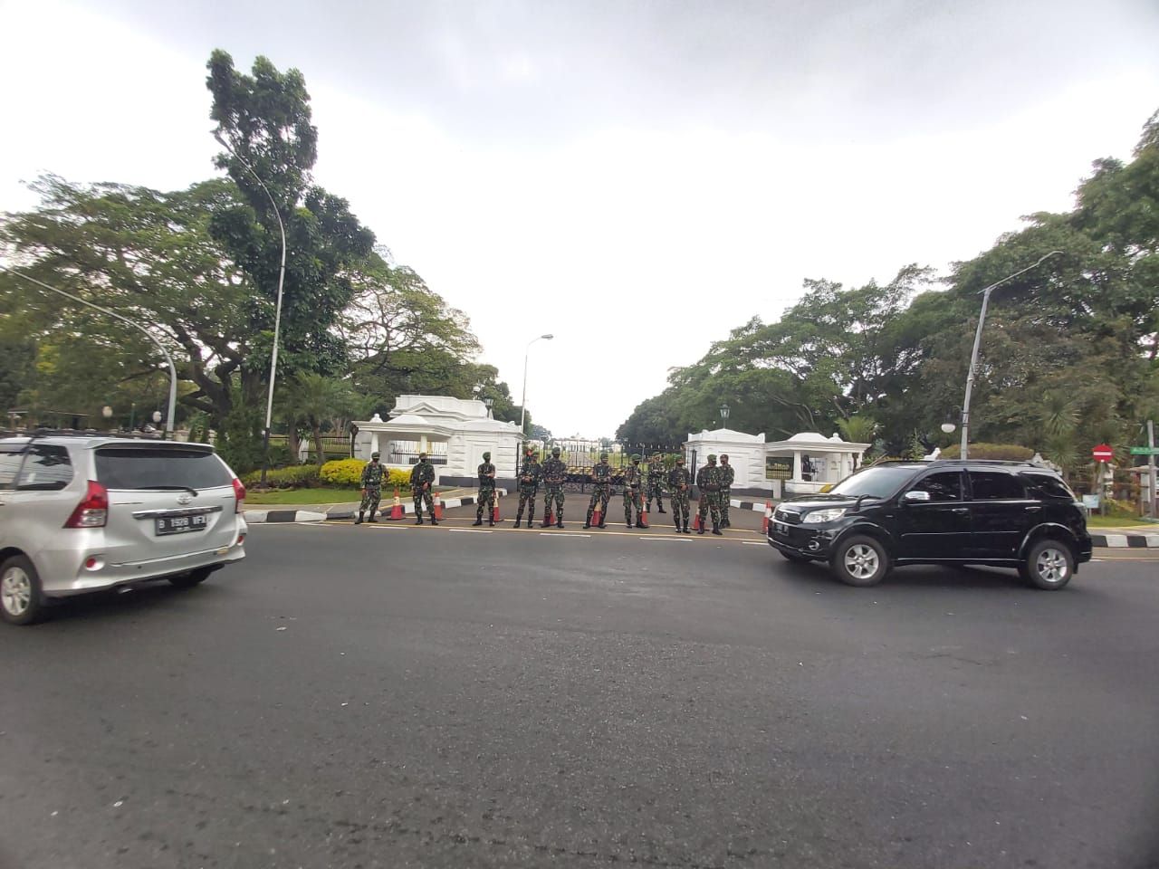 Sejumlah anggota TNI berjaga di depan Istana Bogor mengawal demo mahasiswa, Rabu 7 Oktober 2020