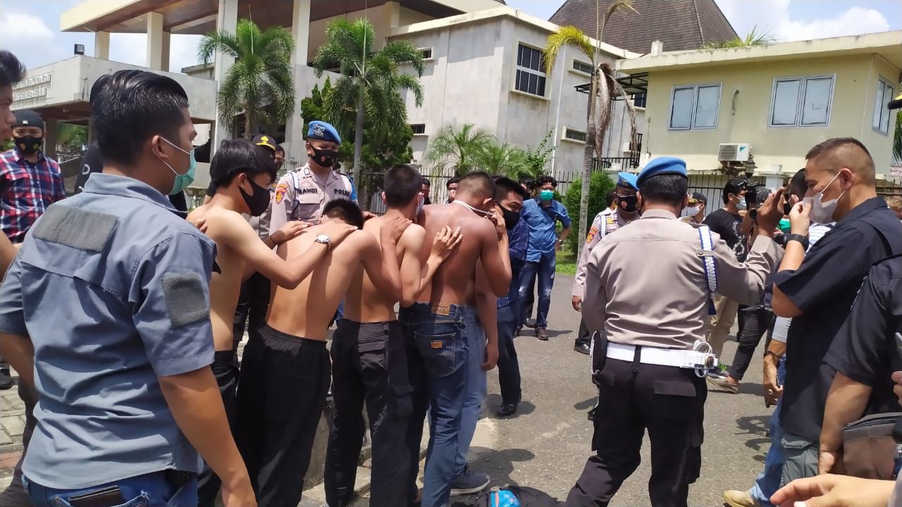 Sejumlah pemuda membawa sajam dan bom molotov diamakan polisi sebelum aksi demo tolak UU Cipta Kerja dilaksanakan  di kawasan Kantor DPRD Sumsel, Rabu 7 Oktober 2020