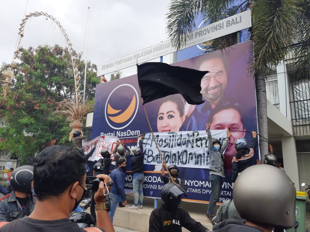 Massa Aliansi Bali Tidak Diam mengeruduk kantor DPW NasDem Bali, Rabu 6 Oktober 2020