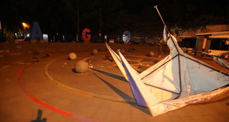 Taman Cikapayang menjadi sasaran vandalisme saat demo penolakan UU Cipta Kerja, di Kota Bandung, Selasa 6 Oktober 2020