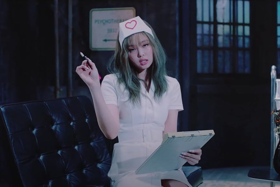Tangkapan layat Jennie BLACKPINK saat gunakan seragam perawat dalam MV 'Lovesick Girls'.