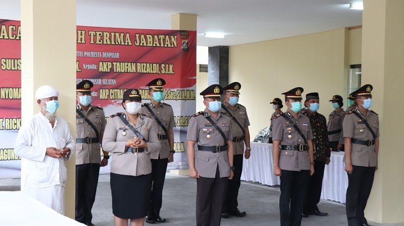Kapolresta Denpasar serah terimakan jabatan Kasat Lantas dan 3 Kapolsek, Rabu 7 oktober 2020