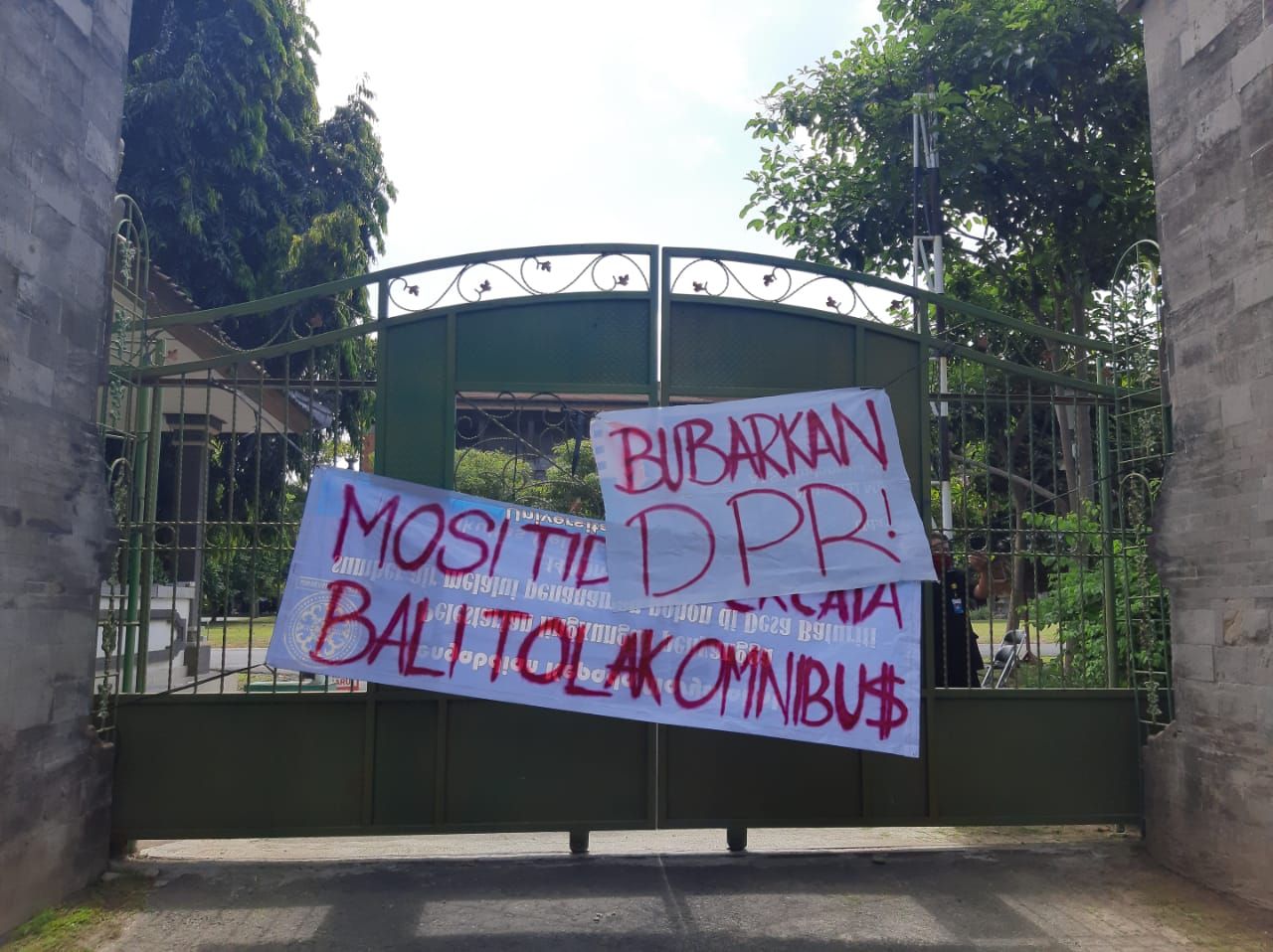 Massa Aliansi Bali Tidak Diam dengan ‘menyegel’ beberapa tempat seperti kantor DPRD Bali di Denpasar, Rabu 7 Oktober 2020.