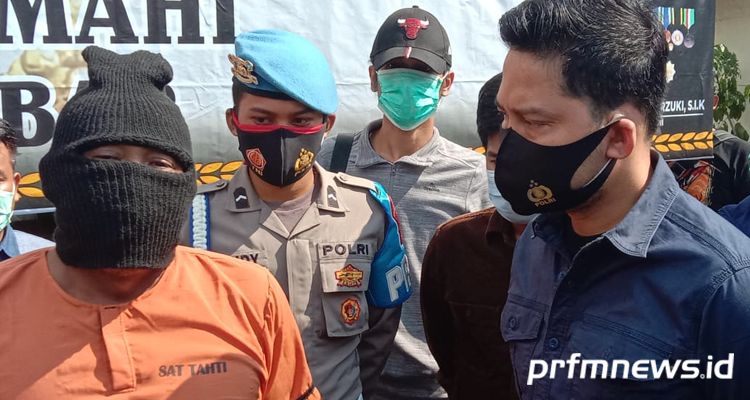 Tersangka saat dimintai keterangan oleh polisi dalam ekspos kasus di Mapolres Cimahi, Rabu 7 Oktober 2020. Pria bernisia JH ini ditetap sebagai tersngka kasus intimidasi Kadis PUPR Kabupaten Bandung Barat dengan ular sanca.