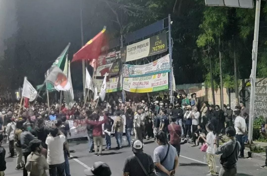 Aksi unjuk rasa mahasiswa yang tergabung dalam Aliansi Geger Banten melakukan unjuk rasa menolak Omnibus Law UU Cipta Kerja berujung ricuh di Serang, Selasa, 6 Oktober 2020.*