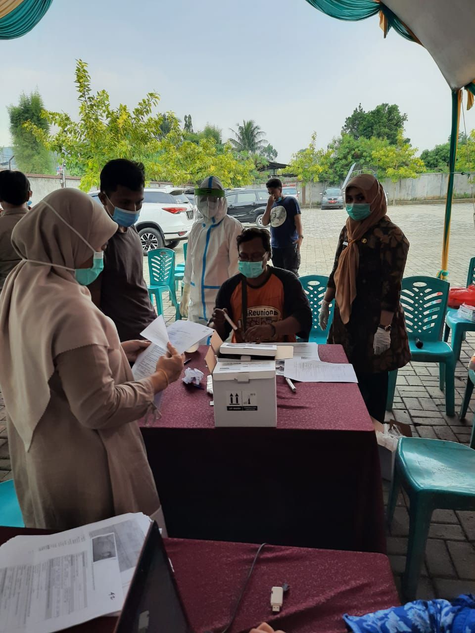 Panitia SKB CPNS Kabupaten Serang dites swab di lokasi ujian, Kamis 8 Oktober 2020. 