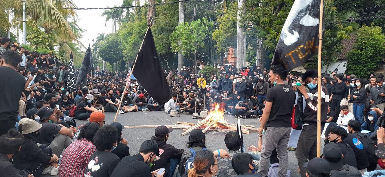 Demonstran berkumpul di depan Kampus Udayana, Denpasar, Kamis 8 Oktober 2020