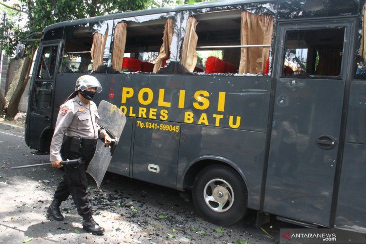 Bus Polisi menjadi sasaran amukan massa