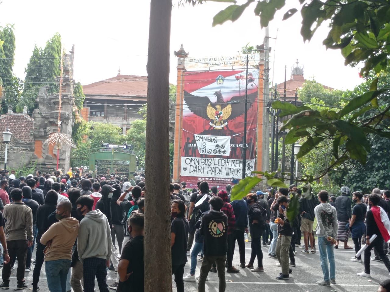 Massa berkumpul di depan DPRD Bali, Kamis 8 Oktober 2020