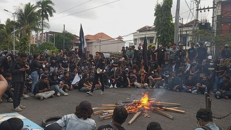 demo aksi massa menolak uu ciptaker di depan Kampus UNUD Sudirman menyampaikan orasi, Kamis 8 Oktober 2020