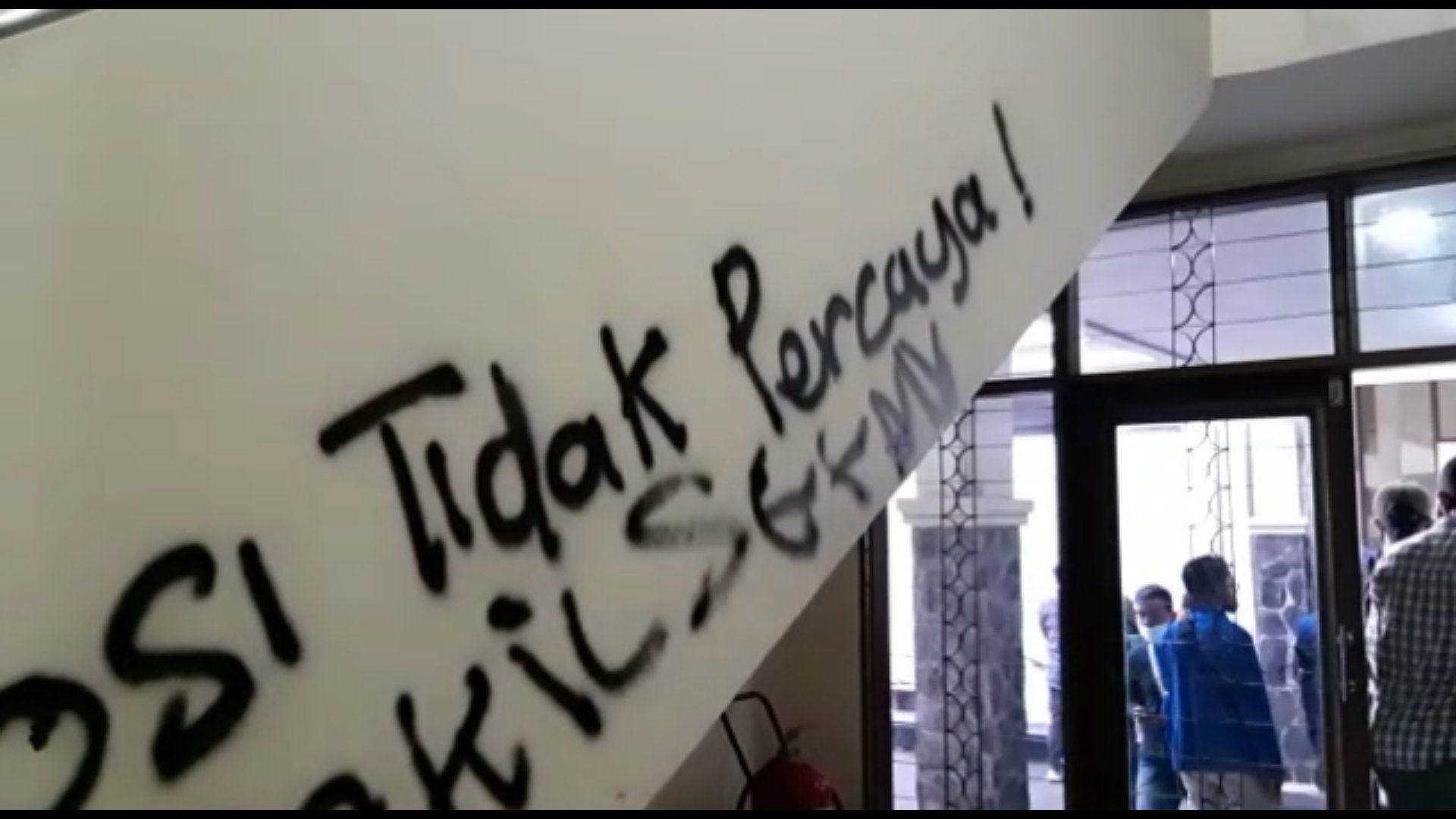 Bagian dalam Gedung DPRD Tasikmalaya pun dicoreti makian/Pikiran-rakyat.com/Asep MS