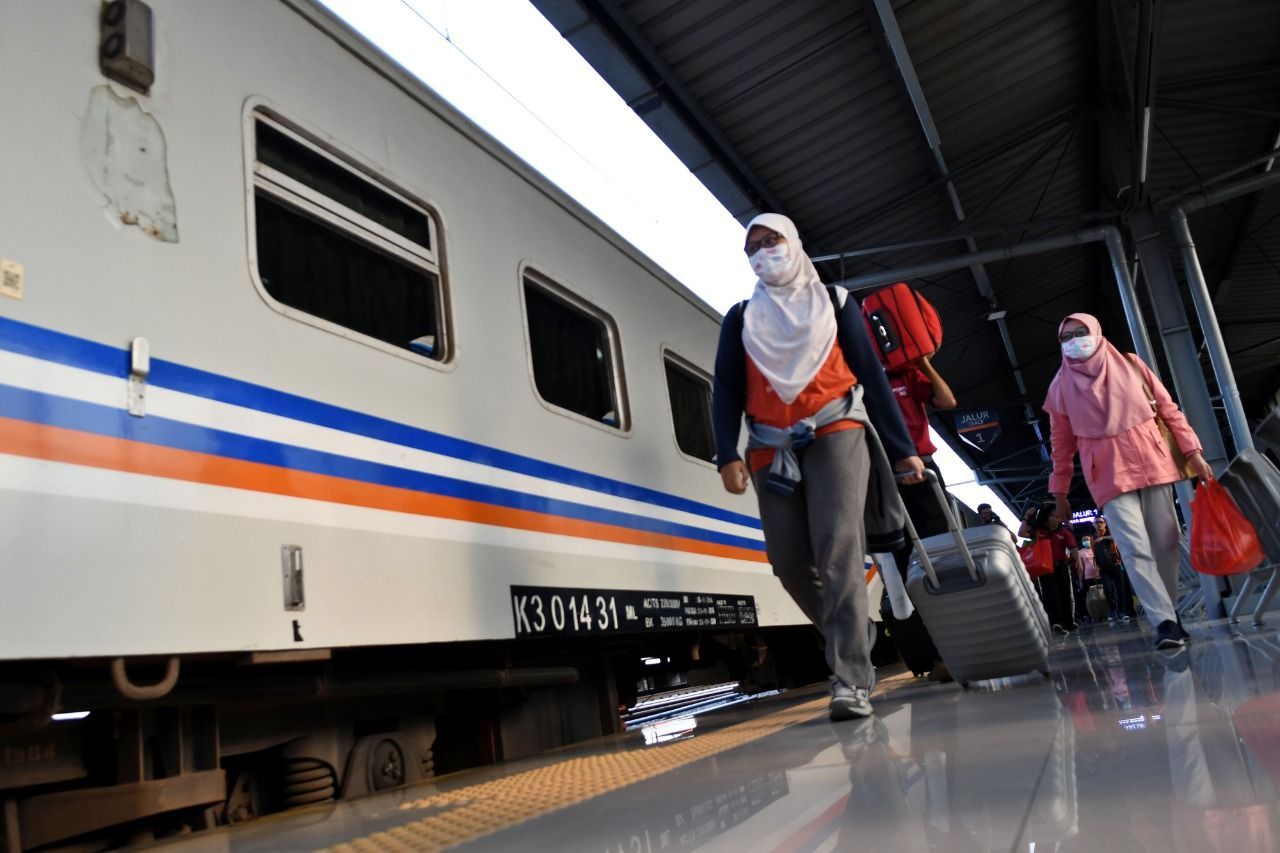 suasana penumpang kereta api jarak jauh /PRFM News