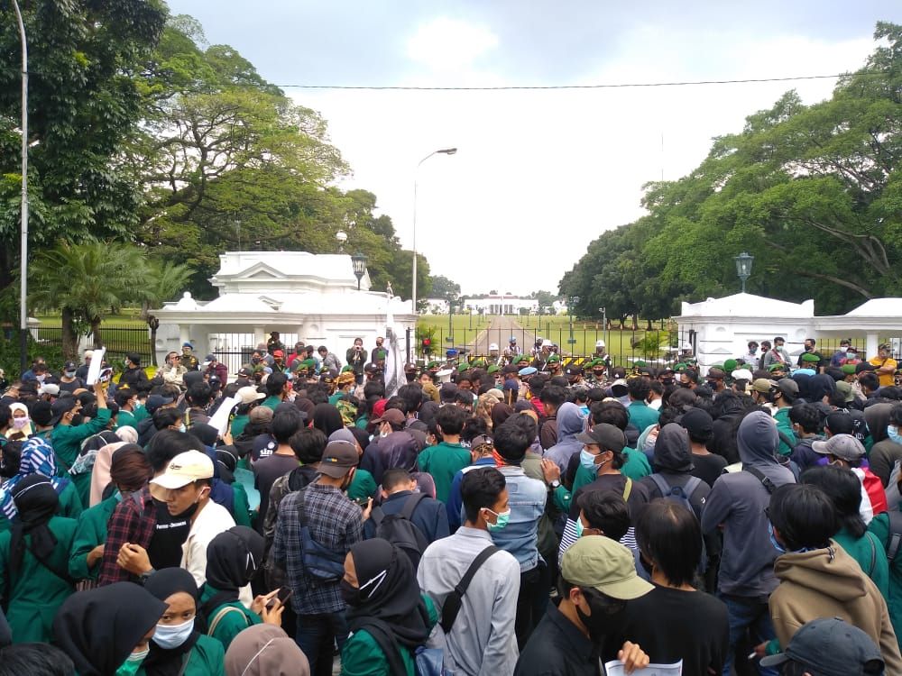 Unjuk rasa mahasiswa di Istana Bogor menolak UU Omnibus Law