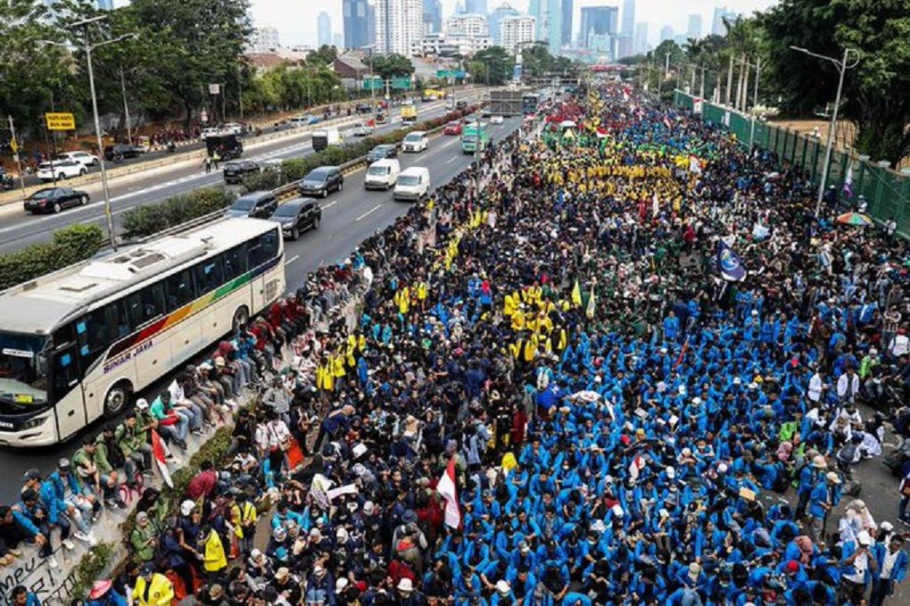 Buruh Mahasiswa Bergerak Turun ke Jalan, Aksi Anarkis Terjadi Dimana-mana, Pak Jokowi Helooww