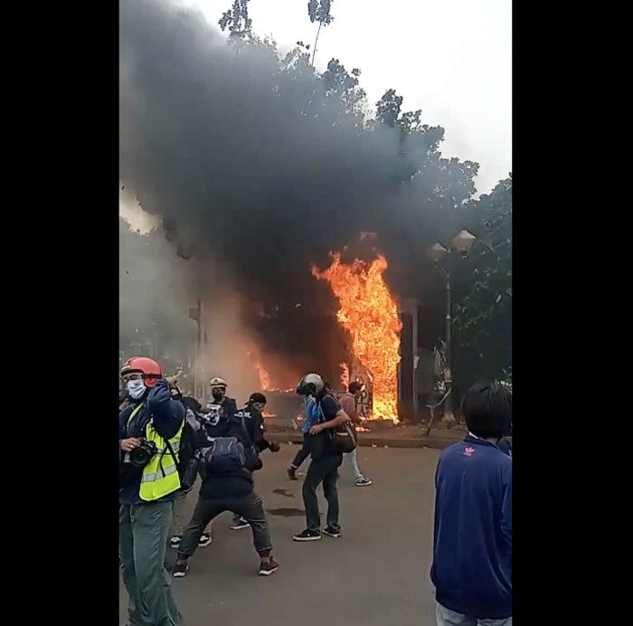 Tangkap Layar video pos polisi di kawasan Patung Kuda Indosat Jakarta yang terbakar