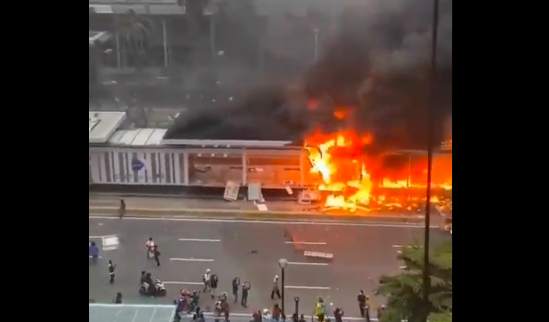 Pemandangan halte busway Transjakarta Bundaran HI, Jakarta, yang diduga dibakar massa tolak omnibus law.
