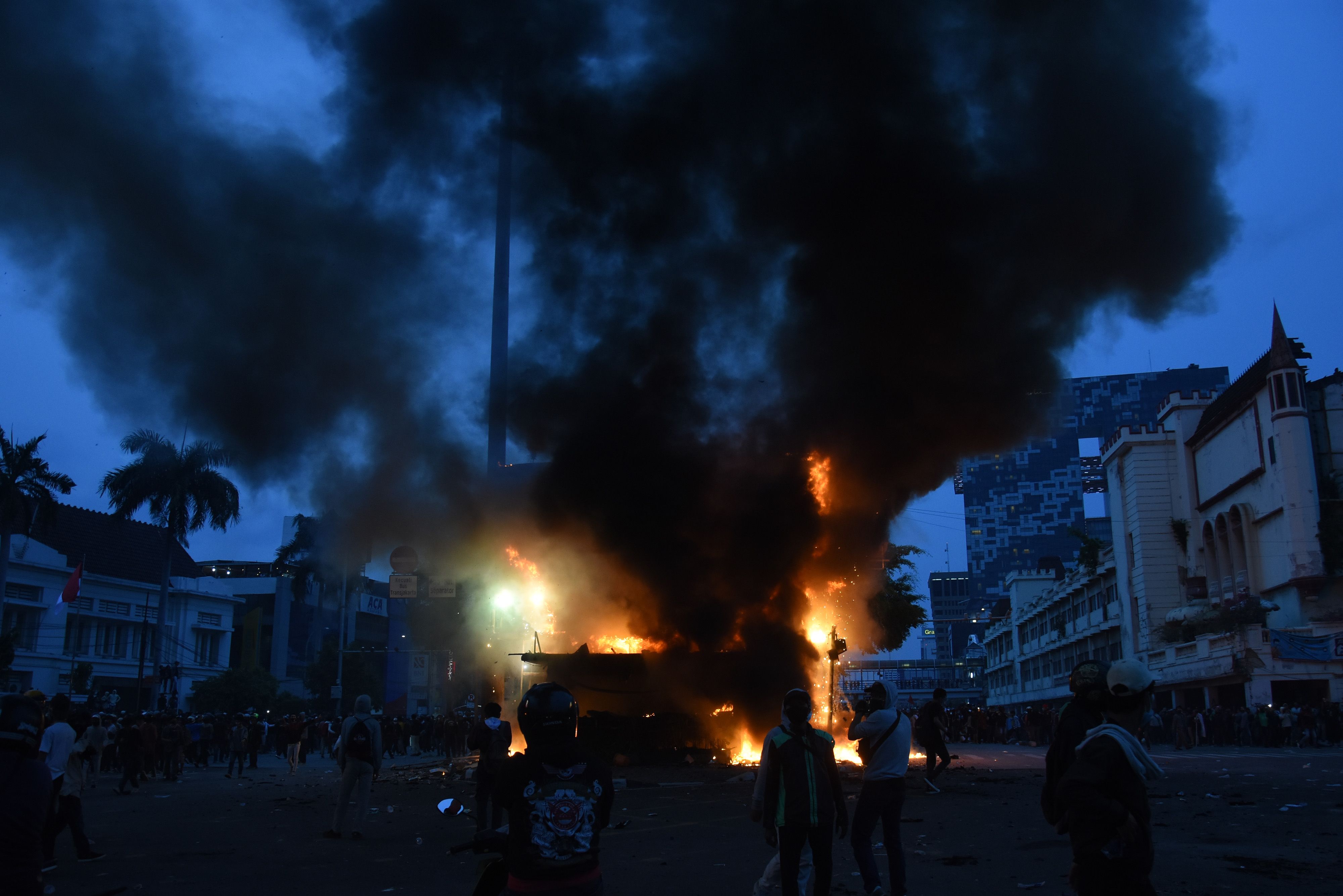 Sebuah pos polisi dibakar pengunjuk rasa yang menolak pengesahan Omnibus Law UU Cipta Kerja saat bentrok dengan polisi di kawasan Harmoni, Jakarta, Kamis (8/10/2020). Unjuk rasa tersebut berakhir ricuh dan mengakibatkan sejumlah fasilitas umum rusak. ANTARA FOTO/Indrianto Eko Suwarso/aww.