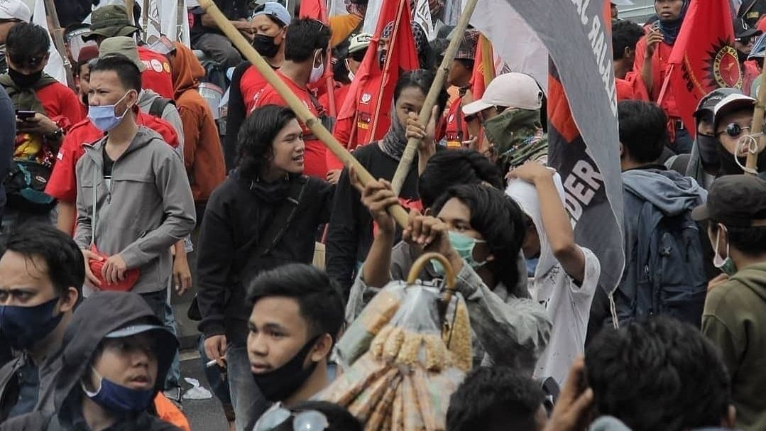Aksi buruh, pelajar, dan mahasiswa yang menolak Omnibus Law di gedung DPR pada Kamis, 16 Juli 2020. 