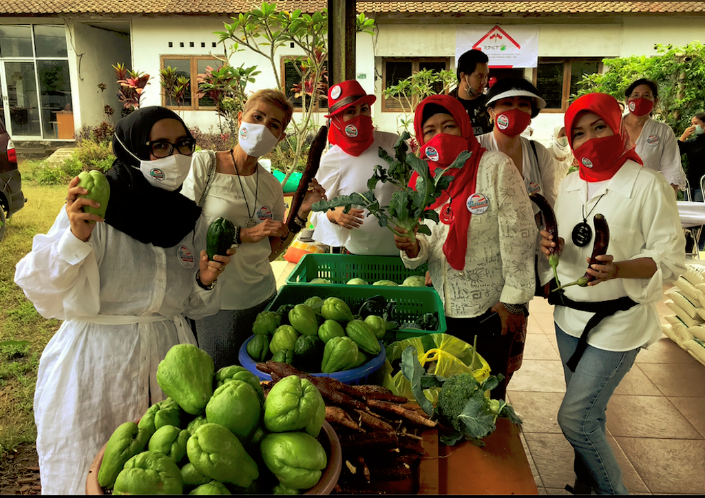 Rombongan Pertiwi memborong sayer hasil kebun  para tuli muda dari RPKT di Catur Bangli