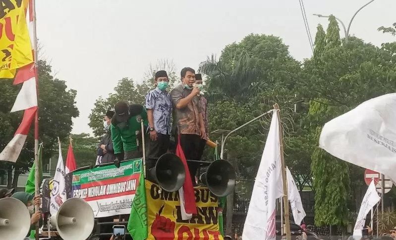 Anggota Fraksi Demokrat dan PKS DPRD Bogor turut serta dalam Aksi Penolakan UU Cipta Kerja.* 