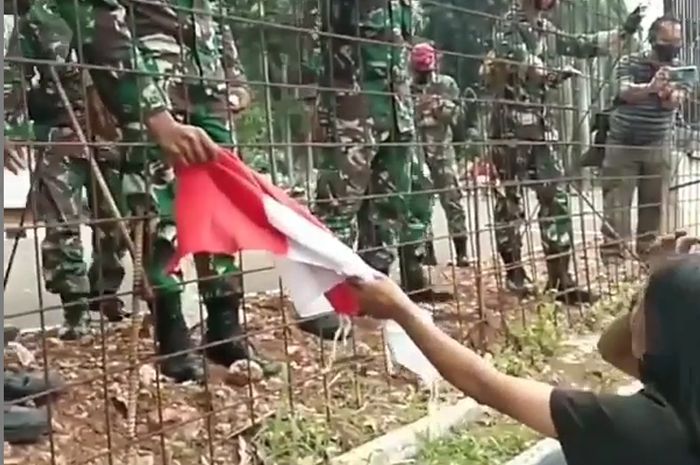 Beredar Video Buruh Wanita Menangis Serahkan Bendera Merah Putih pada TNI: Saya Jalan Kaki dari Pagi 