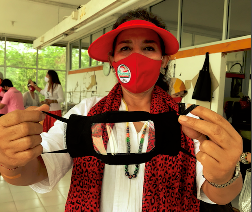 Ketua Pertiwi Indonesia Bali, Nunuk Adriyanti menunjukkan masker dengan lapisan plastik butan Anak 'tiuli muda' di Yayasan Corti, Catur Bangli. 