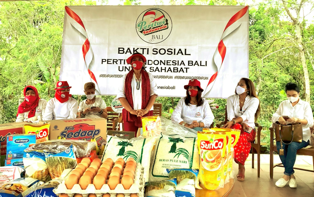 Ketua Pertiwi Indonesia Bali, Nunuk Adriyanti memberikan sambutan dalam bakti sosial di Yayasan Corti untuk tuna rungu di daerah Catur, didampingi wakil ketua Hannah Siregar serta pengurus  