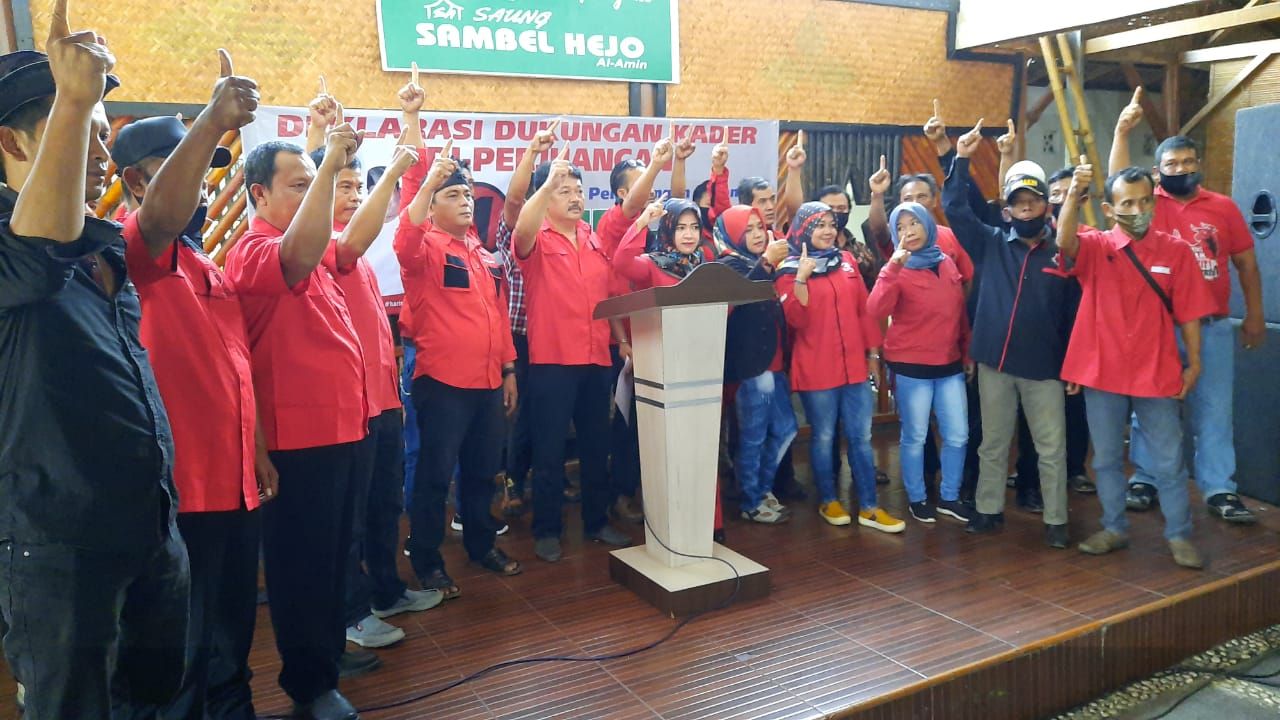Mantan dan Kader Aktif PDIP alihkan dukungan ke paslon yang diusung Gerindra dan Demokrat di Pilkada Tasikmalaya.