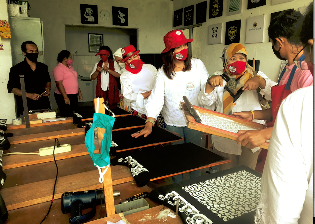 Proses sablon yang dilakukan oleh tili muda di RPKT Catur Bangli saat dikunjungi Pertiwi Bali, Kamis, (8/10)