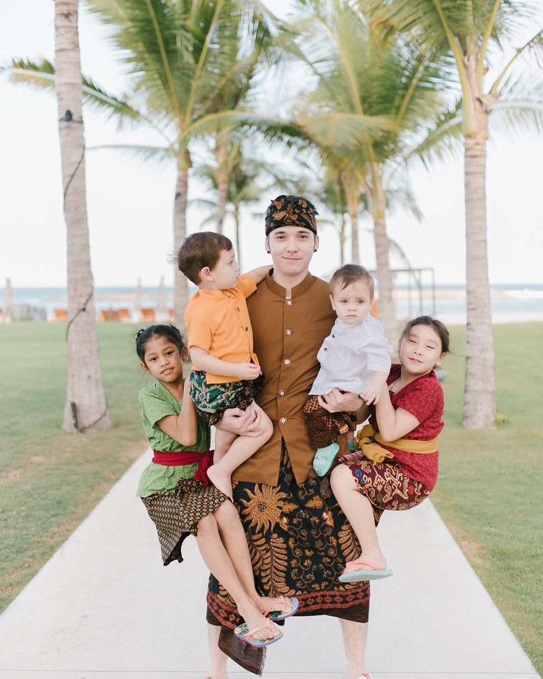 foto kebahagiaan stefan dengan empat anaknya (foto instagram)