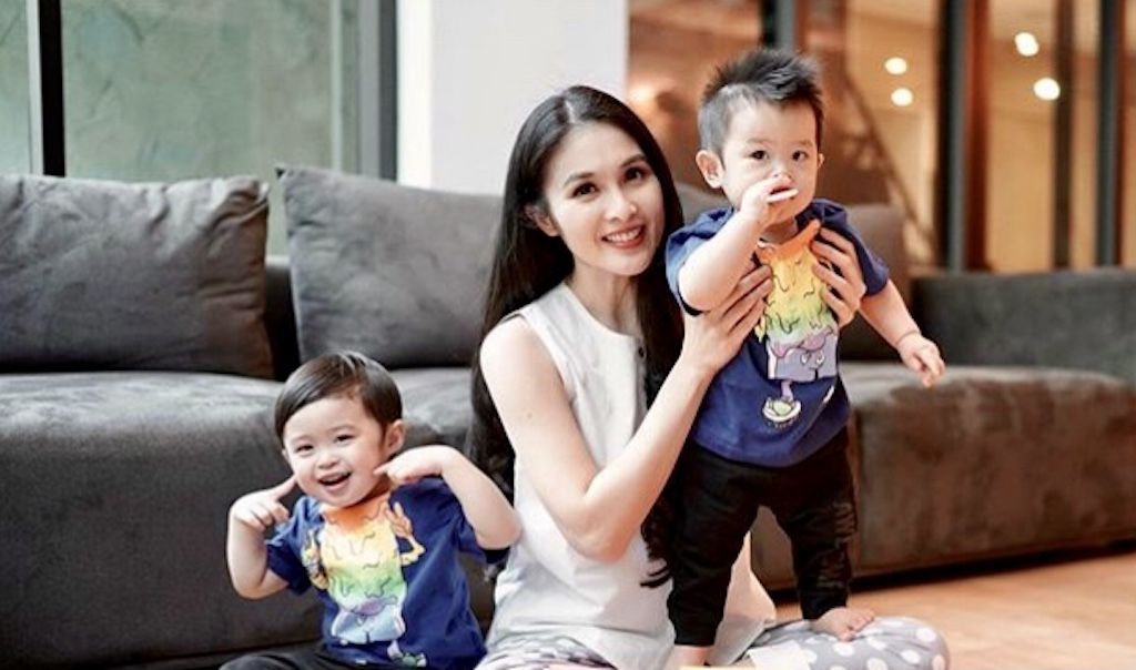 Sandra Dewi dan Anak-anaknya