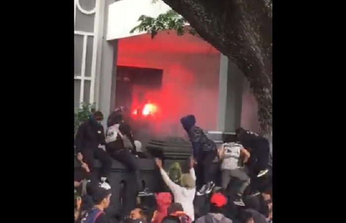 Kecewa dengan UU Ciptaker, Rumah Puan Maharani Dibakar ...
