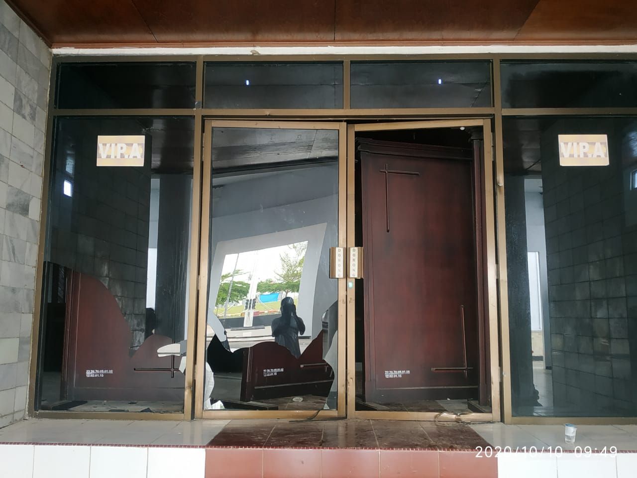 foto tampak pintu masuk gedung DPRD Palopo pasca unjuk rasa tolak UU Cipta Kerja