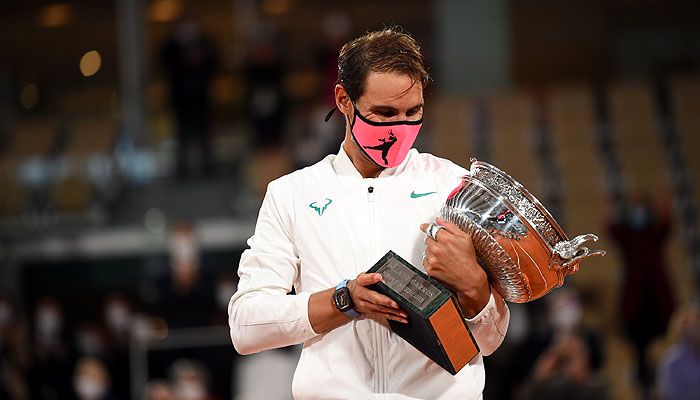 Rafael Nadal menggenggam trofi juara French Open 2020.