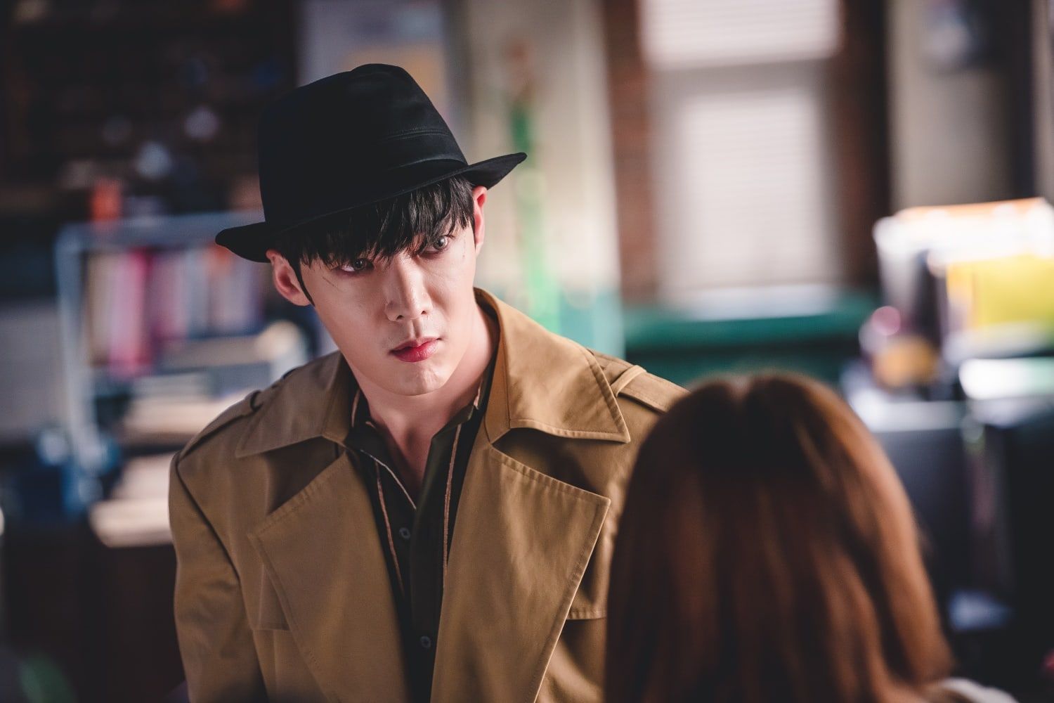 Choi Jin Hyuk, seorang “zombie” yang tampak hebat dalam setelan jas