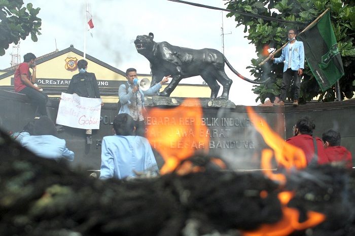 Mahasiswa dari kampus Unisba, Unpas dan Telkom University menggelar aksi unjukrasa di depan Mapolrestabes Bandung, Jalan Merdeka, Kota Bandung, Senin, 12 Oktober 2020. (Darma Legi/Galamedia)
